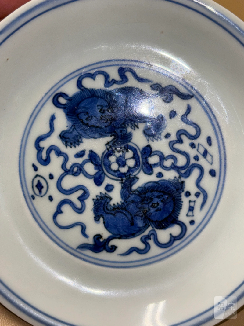 明嘉靖 青花狮子绣球纹盘 - 图4
